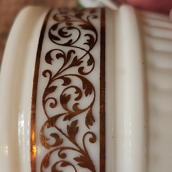 Vintage Avon Milk Glass Vanity Jar, Missing Lid - Picture 4 of 5